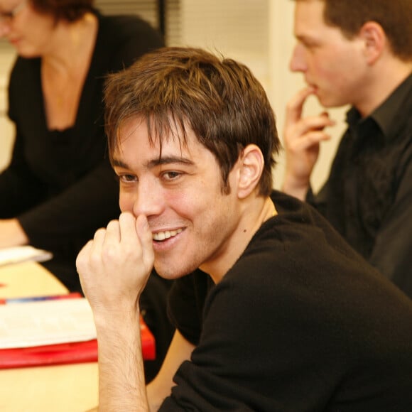 Grégory Lemarchal rencontre les lecteurs de Télé Loisirs à Paris, le 20 décembre 2006.