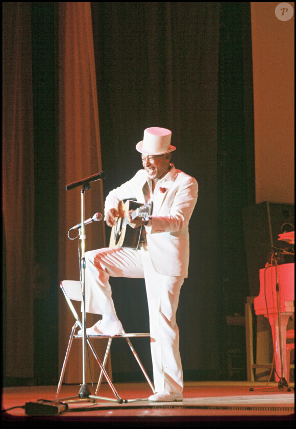 Archives - Henri Salvador sur scène en 1982.
