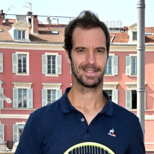 Pour le week-end, la belle brune est partie avec des amies à la campagne
 
Alizé Cornet et Richard Gasquet, l'équipe de France engagée dans la Hopman Cup 2023, qui va se dérouler à Nice du 19 au 23 juillet posent sur la place Masséna, le 18 juillet 2023. Une première en Europe pour la Hopman Cup qui s'était toujours déroulée en Australie depuis sa création en 1989. Seule compétition de haut niveau proposant des rencontres mixtes, elle n'a pas eu lieu depuis 2019. Sur cinq jours, elle mettra aux prises six équipes, réparties en deux poules. La programmation est la suivante : simple dames, puis simple hommes, et enfin le double mixte pour finir la soirée. La grande finale est prévue le dimanche, alors que 20 000 spectateurs sont attendus sur toute la durée du tournoi. Parmi les participantes, on a Richard Gasquet et Alizé Cornet, pour l'équipe de France, mais aussi le champion Carlos Alcaraz et Rebeka Masarova, de l'équipe espagnole, ou David Goffin et Elise Mertens, de l'équipe belge. © Bruno Bebert/Bestimage