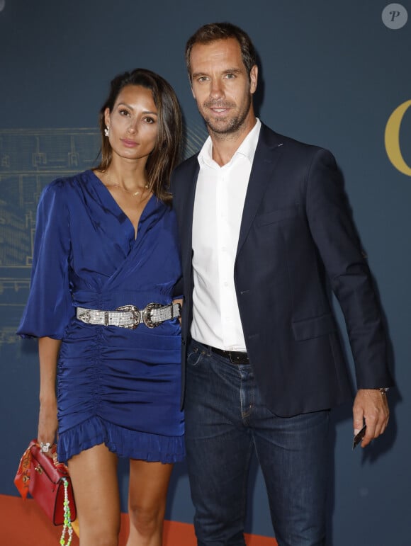 Richard Gasquet et sa compagne Clémentine - Soirée de gala "Coeur Central" au profit de Terre d'Impact fonds de dotation de la FFT et de l'association Fête le Mur sur le Court Central Philippe Chatrier à Roland Garros, Paris le 5 juillet 2022. © Marc Ausset-Lacroix/Bestimage