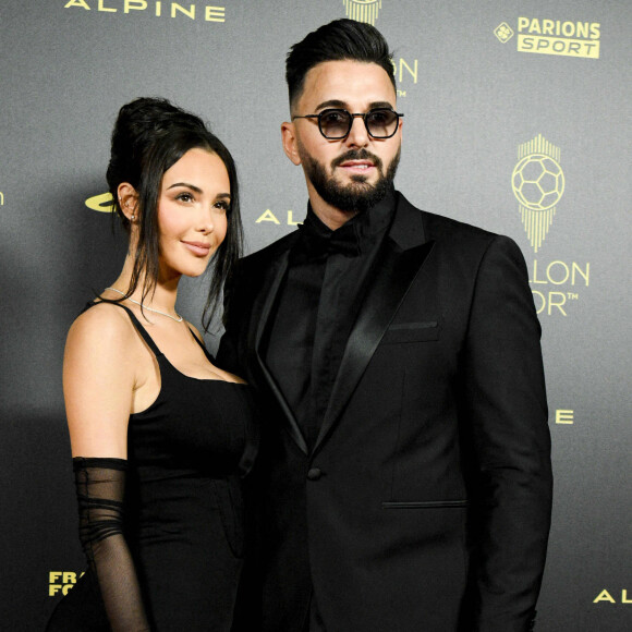 Mais alors qui est cette petite fille, qui semble déjà avoir quelques années sur la photo ?
Nabilla (Benattia) et son mari Thomas Vergara au photocall de la 66ème cérémonie du Ballon d'Or au Théâtre du Chatelet à Paris le 17 octobre 2022.