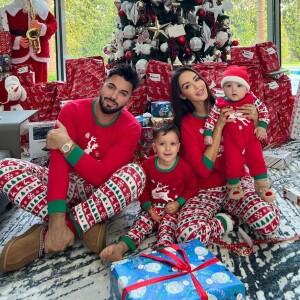 Mais bel et bien de deux garcons : Millann et Leyann, qu'elle a eus avec son mari Thomas.
Nabilla Benattia et Thomas Vergara avec leurs enfants Milann et Leyann pour Noël