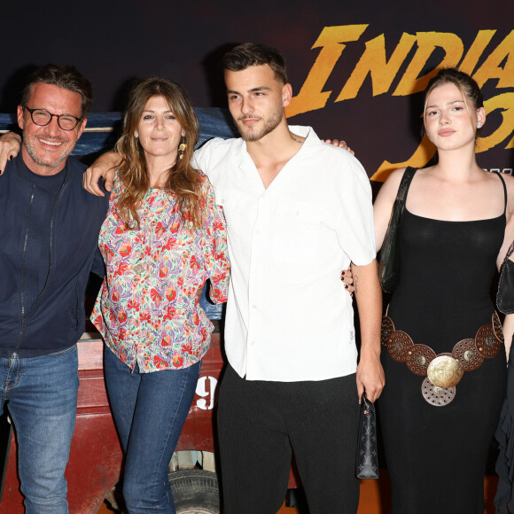Benjamin Castaldi et sa femme Aurore Aleman, Simon Castaldi, Louise Aleman et Jade Aleman - Première du film "Indiana Jones et le Cadran de la destinée" au cinéma Le Grand Rex à Paris le 26 juin 2023. © Coadic Guirec/Bestimage