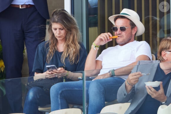 Benjamin Castaldi et sa femme Aurore Aleman en tribunes lors des Internationaux de France de tennis de Roland Garros 2023, à Paris, France, le 9 juin 2023. © Jacovides-Moreau/Bestimage 