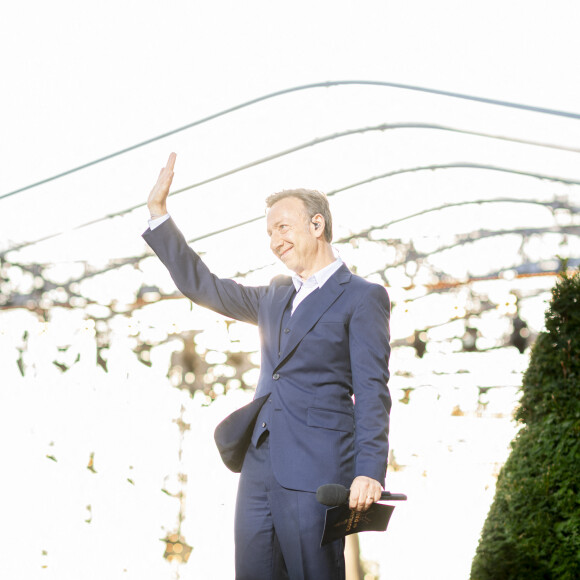 Après avoir effectué une entrée fracassante, il enlève sa capuche et commence à présenter comme à son habitude.
Exclusif - Stéphane Bern lors du 10ème anniversaire du "Grand Concert de Paris" au pied de la Tour Eiffel sur le Champ-de-Mars à Paris, France, le 14 juillet 2023. Pour clôturer en beauté la Fête nationale 2023, l'Orchestre National de France, la Maîtrise et le Choeur de Radio France organisent "Le Grand Concert de Paris" au pied de la Tour Eiffel au Champ-de-Mars à Paris. © Perusseau-Veeren/Bestimage