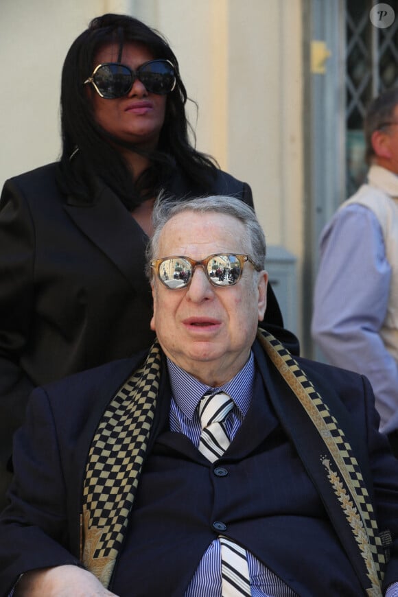 Paul-Loup Sulitzer et sa compagne Supriya Ansuya Devi Rathoar - Obsèques de l'ancien ministre François Léotard en la Cathédrale Notre-Dame et Saint-Léonce de Fréjus, France, le 3 mai 2023. © Philippe Arnassan/Nice Matin/Bestimage