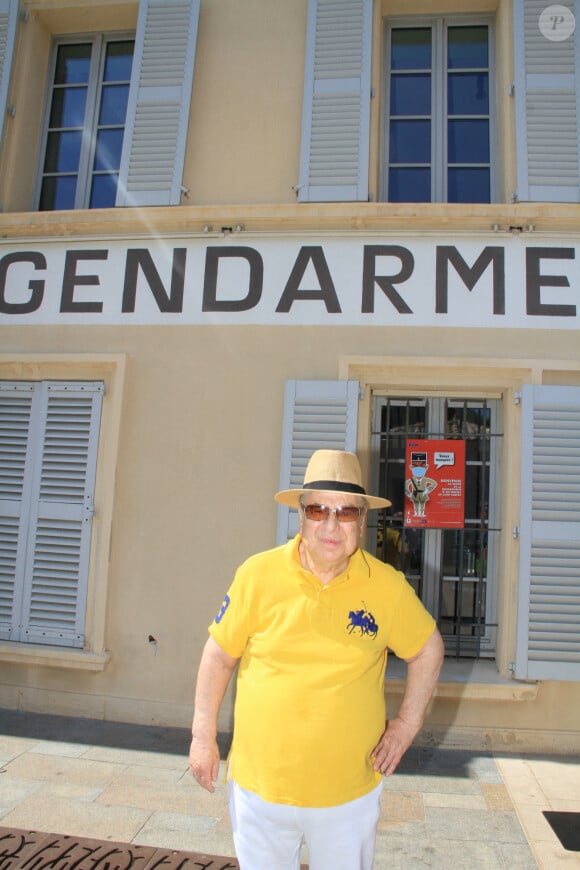 Exclusif - Paul-Loup Sulitzer avec sa compagne Supriya Ansuya Devi Rathoar devant la gendarmerie de Saint-Tropez, © Philippe Baldini/Bestimage 