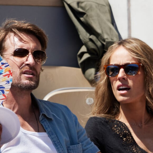 Philippe Lacheau et sa compagne Elodie Fontan en tribunes lors des Internationaux de France de tennis de Roland Garros 2023 à Paris, France, le 3 juin 2023. © Cyril Moreau/Bestimage 