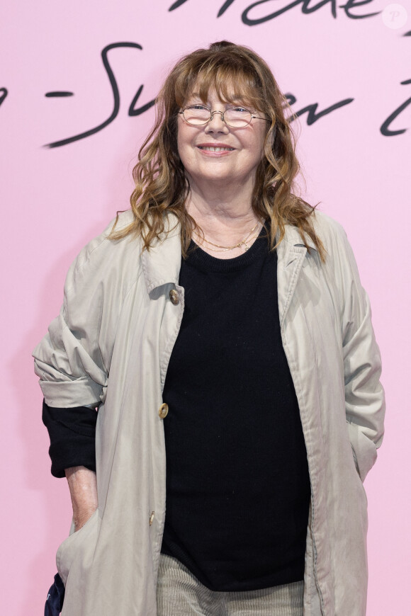 Mais la cérémonie sera retransmise en direct sur écran géant, vient de rapporter l'AFP.
Jane Birkin - Photocall du défilé de mode prêt-à-porter printemps-été 2023 Femmes "Acne Studios" lors de la fashion week de Paris. Le 28 septembre 2022 © Olivier Borde / Bestimage 