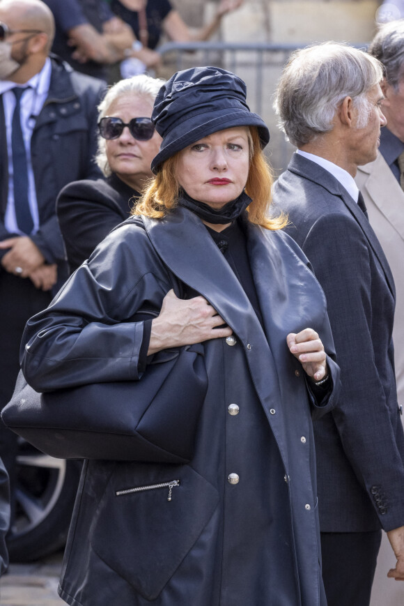 Catherine Jacob - Sorties - Obsèques de Jean-Paul Belmondo en l'église Saint-Germain-des-Prés, à Paris le 10 septembre 2021. © Cyril Moreau / Bestimage 