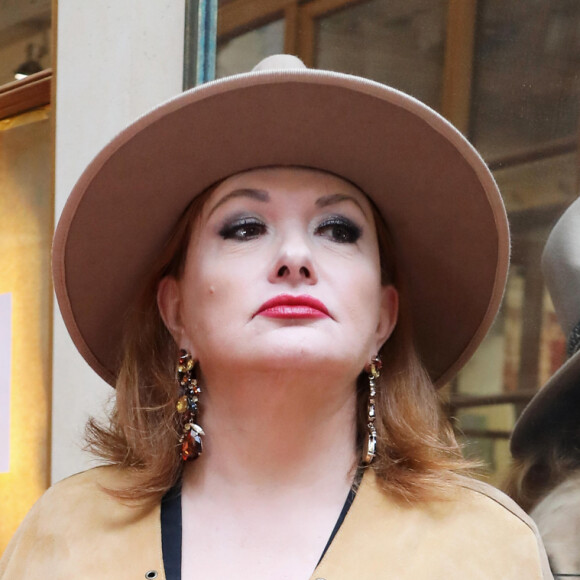 Elle aurait été victime d'un "coup de fatigue" selon La Provence.
Exclusif - Catherine Jacob en backstage du défilé de la styliste Nathalie Garçon pour l'association "Over fifty...et alors" à la galerie Vivienne à Paris le 17 juin 2019. C'est sous les ors de la galerie Vivienne que la styliste Nathalie Garçon, initiatrice de l'association "Over fifty...et alors", a organisé un défilé de mode afin de faire évoluer la visibilité et le regard porté sur les femmes de plus de cinquante ans. © Dominique Jacovides / Bestimage 