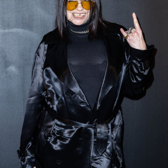 Béatrice Dalle - Photocall du défilé Saint-Laurent Prêt-à-porter Automne/Hiver 2022/2023 dans le cadre de la Fashion Week de Paris, le 1er mars 2022. © Olivier Borde /Bestimage