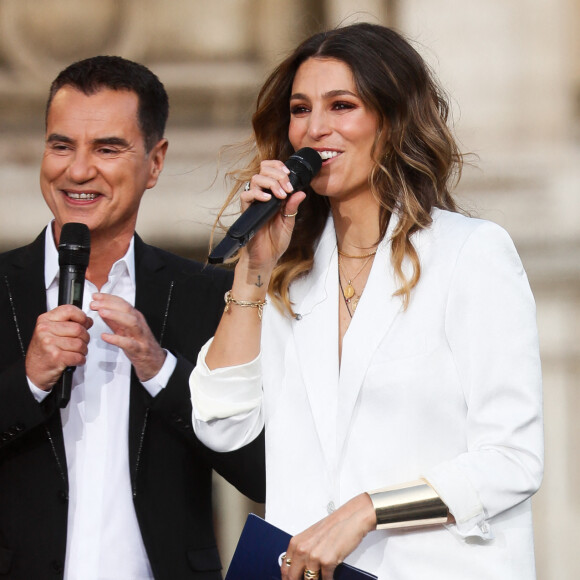 Pour l'occasion, Laury Thilleman avait opté pour une tenue entièrement blanche... mais sans chaussures
Exclusif - Laurent Luyat, Laury Thilleman - Enregistrement de l'émission "Paris 2024 le concert événement...dans un an les jeux" sur le parvis de l'Hôtel de Ville de Paris, diffusée le 25 juillet sur France 2 à 21h10. Le 3 juillet 2023 © Tiziano Da Silva-Christophe Clovis / Bestimage 