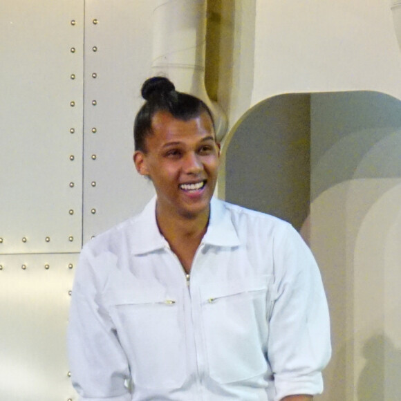 Le chanteur Stromae, sa femme Coralie Barbier (styliste) et son frère Luc Junior Tam (directeur artistique) sont venus présenter au Bon Marché la 5 ème collection de vêtements de leur marque Moseart ( label créatif créé par Stromae - de son vrai nom Paul Van Haver - Moseart, anagrame de Stromae, lui-même anagramme de Maestro). Une collection unisexe dont les imprimés s'inspirent de l'art Déco et de l'Art nouveau qui ont façonné Bruxelles où ils vivent. Ils proposent également une ligne dédiée à la maison. Paris le 6 avril 2018 