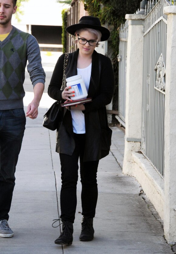 Kelly Osbourne à Los Angeles avec un ami. Le 3 mars 2010