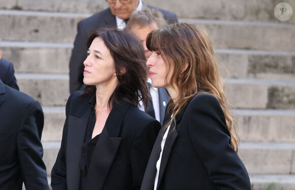 Charlotte Gainsbourg, Lou Doillon - Arrivées des célébrités aux obsèques de Jane Birkin en l'église Saint-Roch à Paris. Le 24 juillet 2023 © Jacovides-KD Niko / Bestimage 