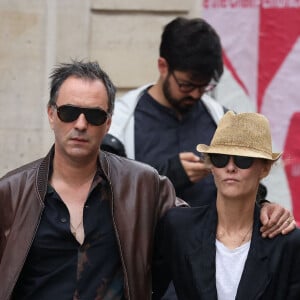 Samuel Benchetrit et sa femme Vanessa Paradis - Arrivées des célébrités aux obsèques de Jane Birkin en l'église Saint-Roch à Paris. Le 24 juillet 2023 © Jacovides-KD Niko / Bestimage 