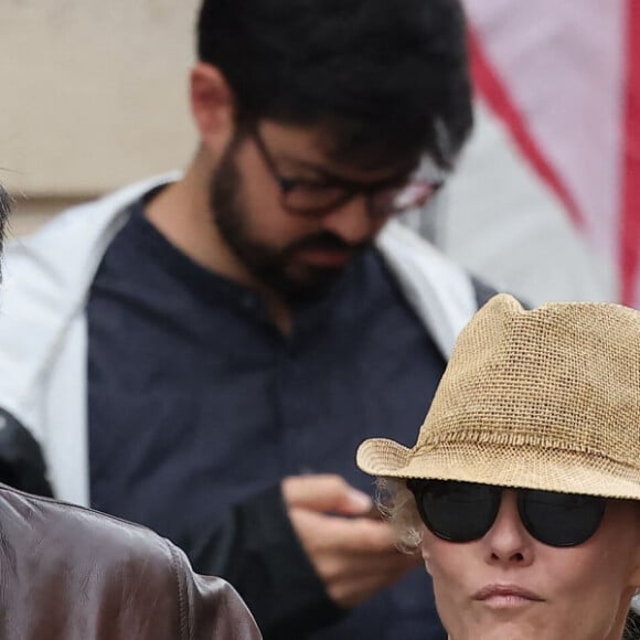 Samuel Benchetrit et sa femme Vanessa Paradis - Arrivées des célébrités aux obsèques de Jane Birkin en l'église Saint-Roch à Paris. Le 24 juillet 2023 © Jacovides-KD Niko / Bestimage 