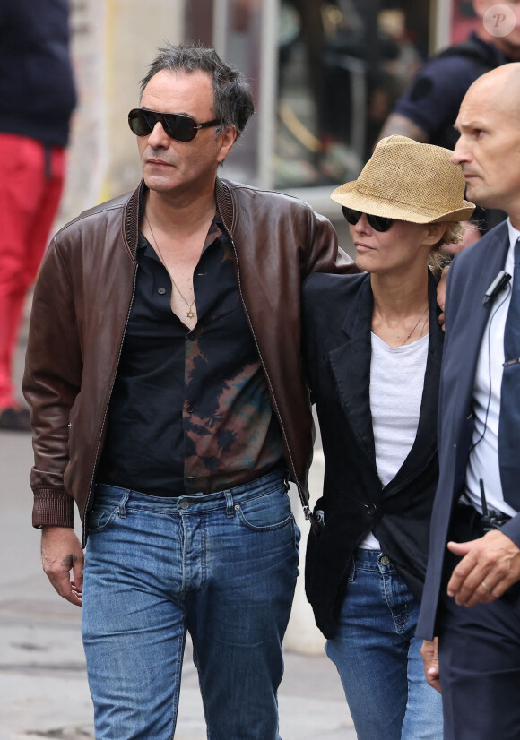 Samuel Benchetrit et sa femme Vanessa Paradis - Arrivées des célébrités aux obsèques de Jane Birkin en l'église Saint-Roch à Paris. Le 24 juillet 2023 © Jacovides-KD Niko / Bestimage 