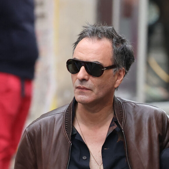 Samuel Benchetrit et sa femme Vanessa Paradis - Arrivées des célébrités aux obsèques de Jane Birkin en l'église Saint-Roch à Paris. Le 24 juillet 2023 © Jacovides-KD Niko / Bestimage 