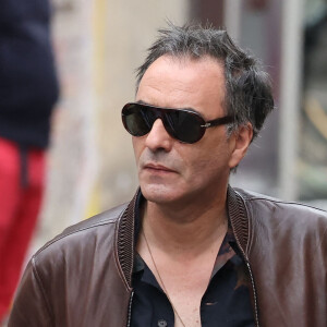 Samuel Benchetrit et sa femme Vanessa Paradis - Arrivées des célébrités aux obsèques de Jane Birkin en l'église Saint-Roch à Paris. Le 24 juillet 2023 © Jacovides-KD Niko / Bestimage 