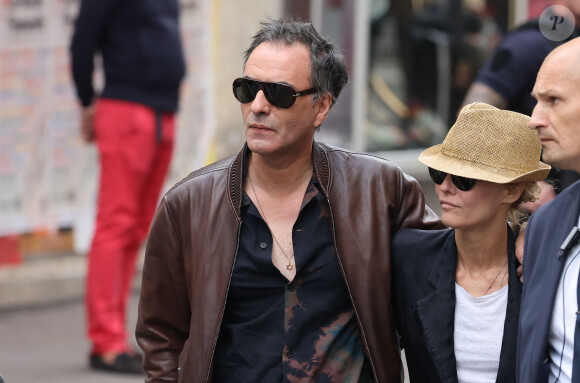 Samuel Benchetrit et sa femme Vanessa Paradis - Arrivées des célébrités aux obsèques de Jane Birkin en l'église Saint-Roch à Paris. Le 24 juillet 2023 © Jacovides-KD Niko / Bestimage 