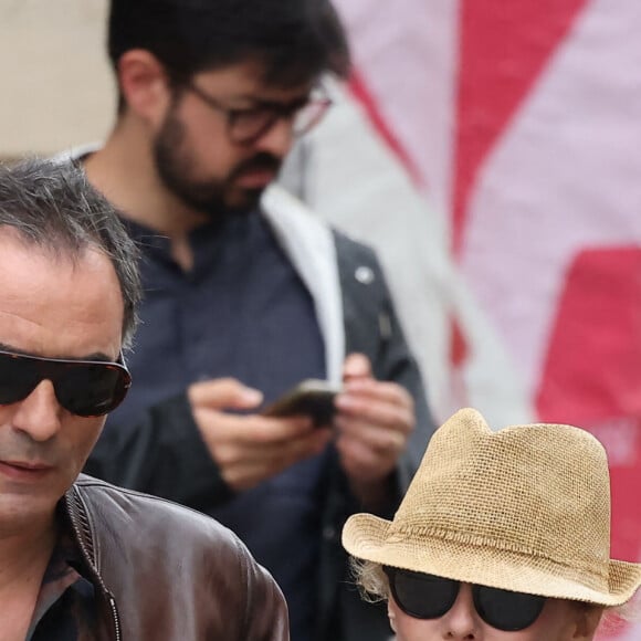 Samuel Benchetrit et sa femme Vanessa Paradis - Arrivées des célébrités aux obsèques de Jane Birkin en l'église Saint-Roch à Paris. Le 24 juillet 2023 © Jacovides-KD Niko / Bestimage 