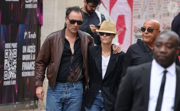 Samuel Benchetrit et sa femme Vanessa Paradis - Arrivées des célébrités aux obsèques de Jane Birkin en l'église Saint-Roch à Paris. Le 24 juillet 2023 © Jacovides-KD Niko / Bestimage 