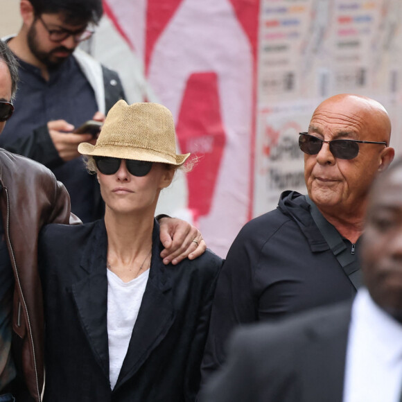 Samuel Benchetrit et sa femme Vanessa Paradis - Arrivées des célébrités aux obsèques de Jane Birkin en l'église Saint-Roch à Paris. Le 24 juillet 2023 © Jacovides-KD Niko / Bestimage 