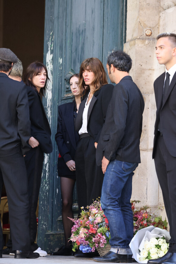 Charlotte Gainsbourg, Alice Attal, Lou Doillon, Roman de Kermadec (fils de Kate Barry) - Arrivées des célébrités aux obsèques de Jane Birkin en l'église Saint-Roch à Paris. Le 24 juillet 2023 © Jacovides-KD Niko / Bestimage 