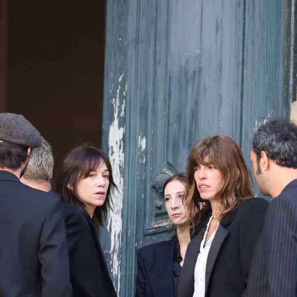 Charlotte Gainsbourg, Alice Attal, Lou Doillon, Roman de Kermadec (fils de Kate Barry) - Arrivées des célébrités aux obsèques de Jane Birkin en l'église Saint-Roch à Paris. Le 24 juillet 2023 © Jacovides-KD Niko / Bestimage 