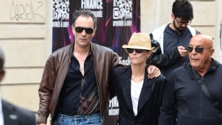 Vanessa Paradis et Samuel Benchetrit : Enlacés et effondrés pour les obsèques de Jane Birkin, auprès de célèbres amis
