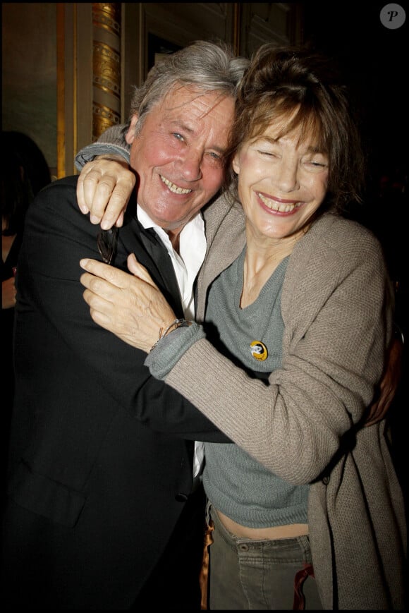 Tous les deux s'étaient connus en 1969 dans le film La Piscine.
Jane Birkin et Alain Delon -6ème gala de l'IFRAD au profit de la maladie d'Alzheimer à l'Opéra Comique.