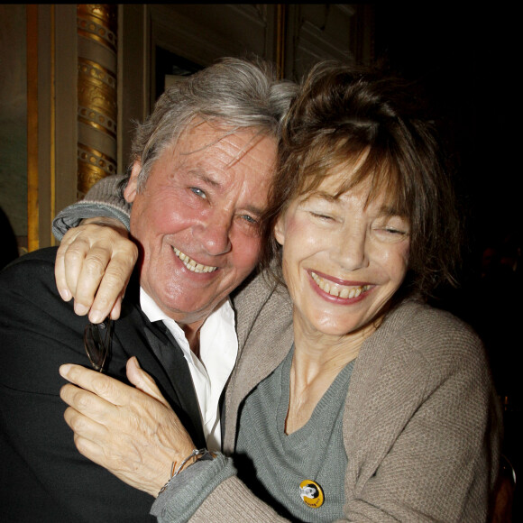 Tous les deux s'étaient connus en 1969 dans le film La Piscine.
Jane Birkin et Alain Delon -6ème gala de l'IFRAD au profit de la maladie d'Alzheimer à l'Opéra Comique.