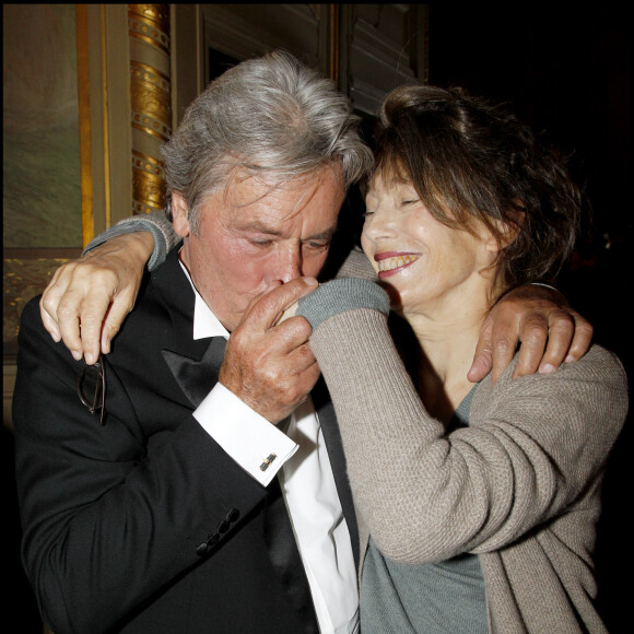 Cependant, il a beaucoup pensé à elle.
Jane Birkin et Alain Delon -6ème gala de l'IFRAD au profit de la maladie d'Alzheimer à l'Opéra Comique.