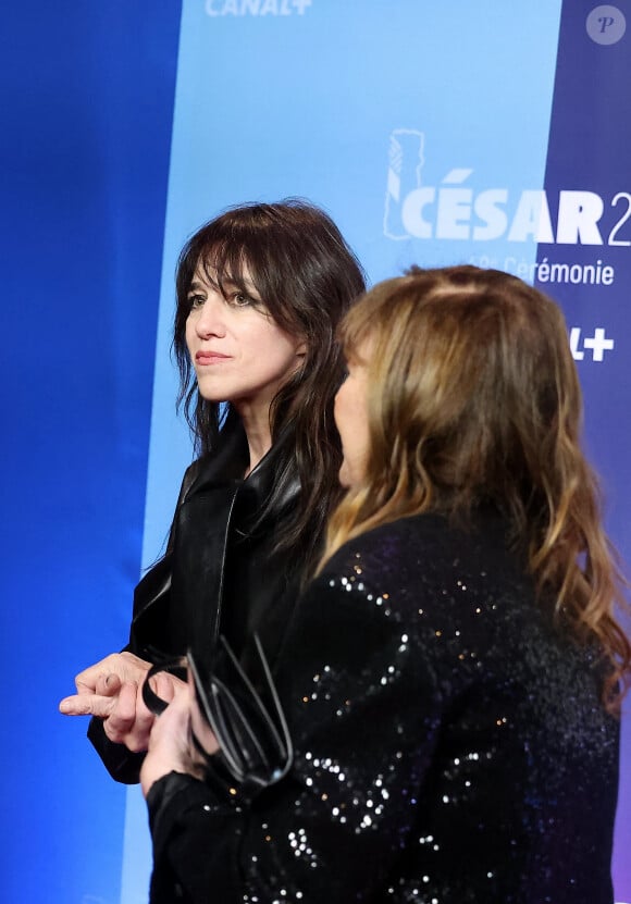 Charlotte Gainsbourg et sa mère Jane Birkin au photocall de la 48ème cérémonie des César à l'Olympia à Paris le 24 février 2023 © Dominique Jacovides / Olivier Borde / Bestimage 