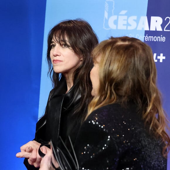 Charlotte Gainsbourg et sa mère Jane Birkin au photocall de la 48ème cérémonie des César à l'Olympia à Paris le 24 février 2023 © Dominique Jacovides / Olivier Borde / Bestimage 