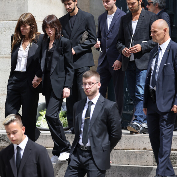 Lou Doillon, Charlotte Gainsbourg, Ben Attal, Marlowe (fils de Lou Doillon), Roman de Kermadec (fils de Kate Barry) - Sorties des célébrités aux obsèques de Jane Birkin en l'église Saint-Roch à Paris. Le 24 juillet 2023 © Jacovides-KD Niko / Bestimage 