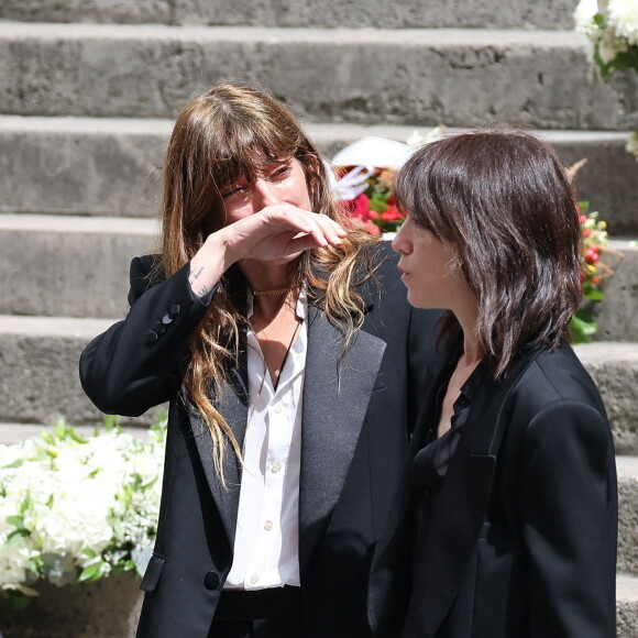 La famille de Jane Birkin était présente au grand complet.
Lou Doillon, Charlotte Gainsbourg - Sorties des célébrités aux obsèques de Jane Birkin en l'église Saint-Roch à Paris. Le 24 juillet 2023 © Jacovides-KD Niko / Bestimage 