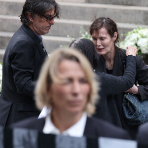 Yvan Attal et sa mère, Bambou (dernière compagne de Serge Gainsbourg) - Sorties des célébrités aux obsèques de Jane Birkin en l'église Saint-Roch à Paris. Le 24 juillet 2023 © Jacovides-KD Niko / Bestimage 