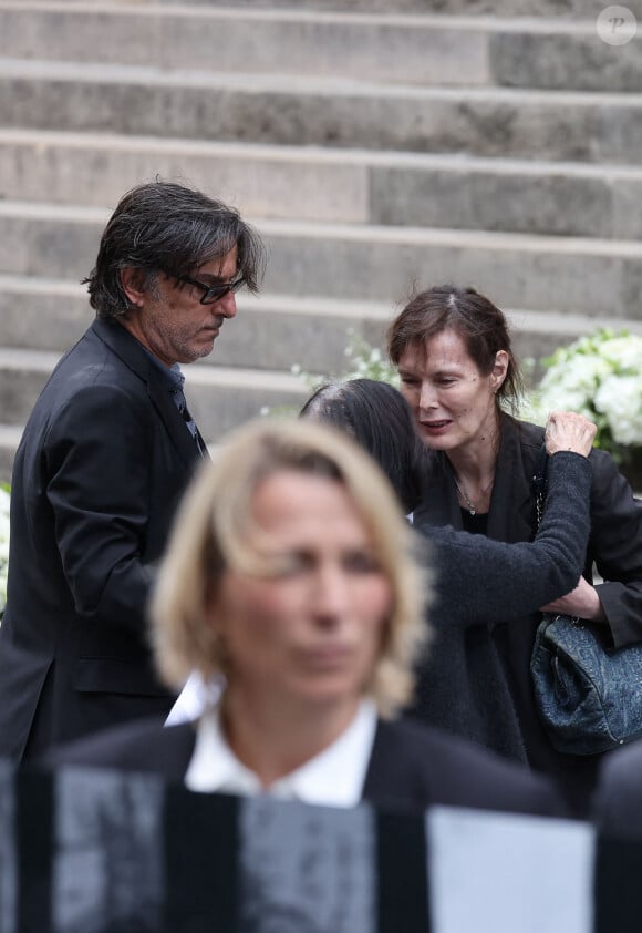 Yvan Attal et sa mère, Bambou (dernière compagne de Serge Gainsbourg) - Sorties des célébrités aux obsèques de Jane Birkin en l'église Saint-Roch à Paris. Le 24 juillet 2023 © Jacovides-KD Niko / Bestimage 