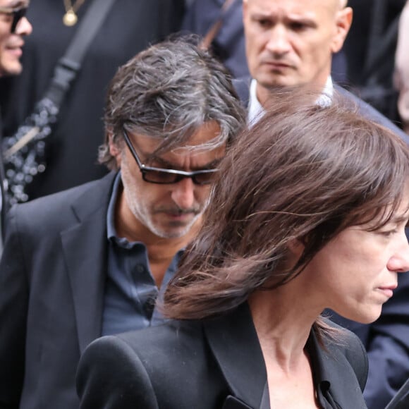 Charlotte Gainsbourg et Yvan Attal - Sorties des célébrités aux obsèques de Jane Birkin en l'église Saint-Roch à Paris. Le 24 juillet 2023 © Jacovides-KD Niko / Bestimage 