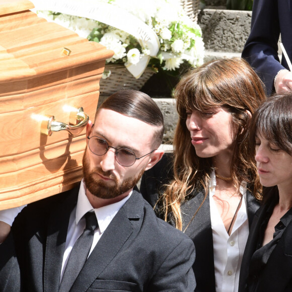 Lou Doillon, Charlotte Gainsbourg, Ben Attal - Sorties des obsèques de Jane Birkin en l'église Saint-Roch à Paris. Le 24 juillet 2023 © Jacovides-KD Niko / Bestimage 