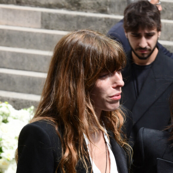 "Quand on te dit avec Charlotte que ce n'est peut-être pas raisonnable en pleine chimio d'aller au plus près de Fukushima", a lancé Lou Doillon.
Lou Doillon, Charlotte Gainsbourg, Marlowe (fils de Lou Doillon), Ben Attal, Alice Attal, Roman de Kermadec (fils de Kate Barry) - Sorties des obsèques de Jane Birkin en l'église Saint-Roch à Paris. Le 24 juillet 2023 © Jacovides-KD Niko / Bestimage 