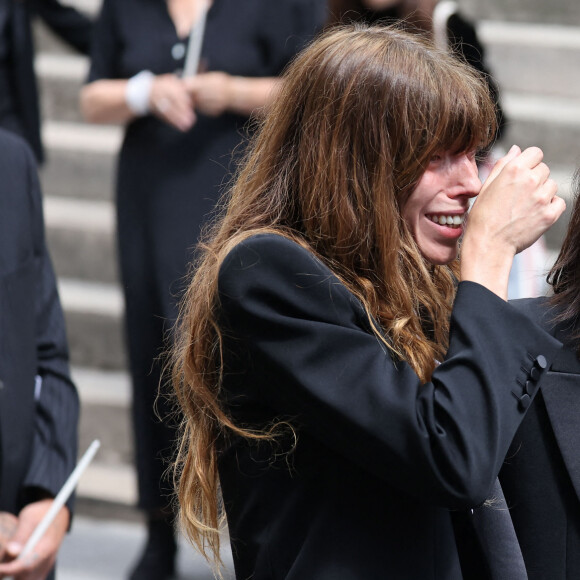 Jane Birkin est morte à l'âge de 76 ans le dimanche 16 juillet 2023.
Lou Doillon, Charlotte Gainsbourg - Sorties des célébrités aux obsèques de Jane Birkin en l'église Saint-Roch à Paris. Le 24 juillet 2023 © Jacovides-KD Niko / Bestimage 