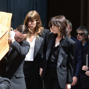 Lou Doillon, Charlotte Gainsbourg - Sorties des obsèques de Jane Birkin en l'église Saint-Roch à Paris. Le 24 juillet 2023 © Jacovides-KD Niko / Bestimage 