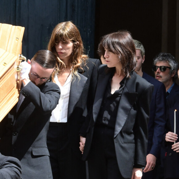 Lou Doillon, Charlotte Gainsbourg - Sorties des obsèques de Jane Birkin en l'église Saint-Roch à Paris. Le 24 juillet 2023 © Jacovides-KD Niko / Bestimage 