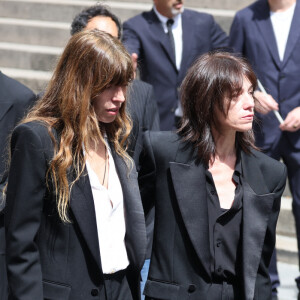Lou Doillon, Charlotte Gainsbourg - Sorties des célébrités aux obsèques de Jane Birkin en l'église Saint-Roch à Paris. Le 24 juillet 2023 © Jacovides-KD Niko / Bestimage  Funerals of the french singer Jane Birkin at Saint-Roch's church in Paris. On July 24th 2023