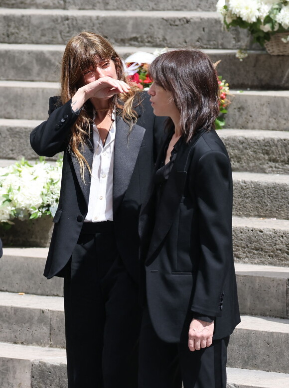 Lou Doillon est revenue sur le voyage de Jane Birkin au Japon afin d'organiser un concert de soutien pour les victimes de la catastrophe de Fukushima.
Lou Doillon, Charlotte Gainsbourg - Sorties des célébrités aux obsèques de Jane Birkin en l'église Saint-Roch à Paris. Le 24 juillet 2023 © Jacovides-KD Niko / Bestimage 