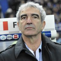 Malgré le soutien de Claire Chazal et Laurence Ferrari, Raymond Domenech se fait siffler par le stade de France...